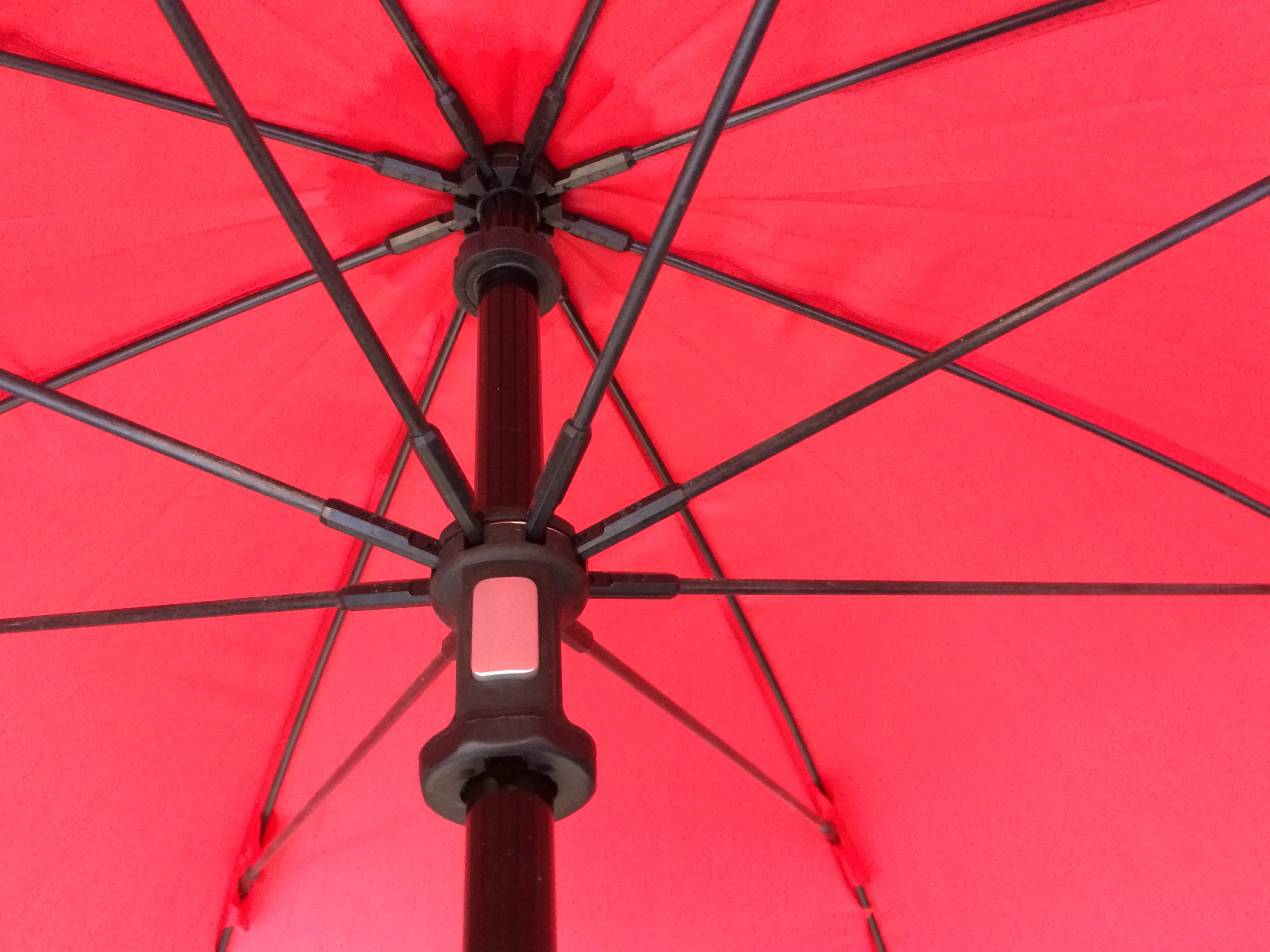Euroschirm Swing handsfree - Der erste echte handfreie Trekking-Stockschirm  - Regenschirm - Rot | Regenschutz | Zubehör | Rucksäcke | Outdoor